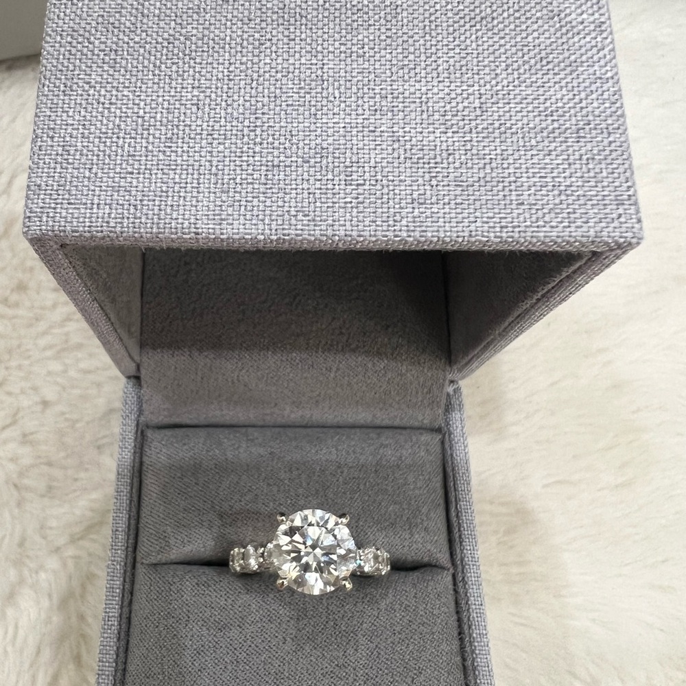 IGI Certified Lab diamond 3.70 Carat E color VS1